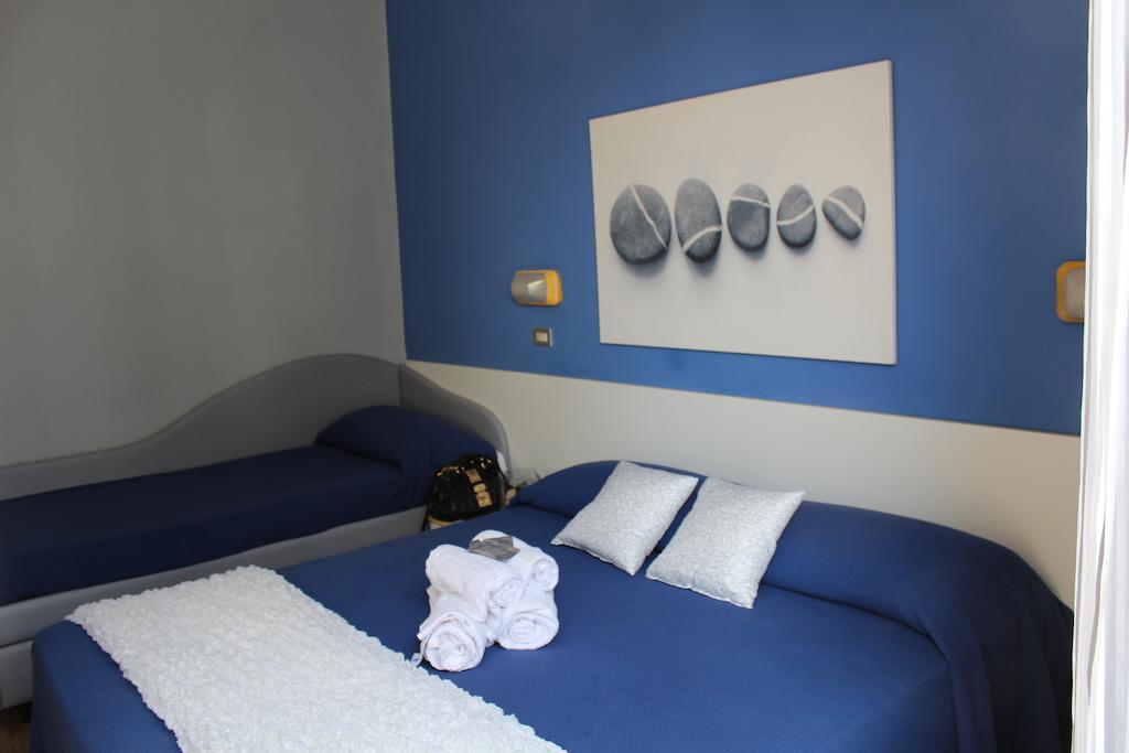 Hotel Augustus Мілано-Маріттіма Номер фото