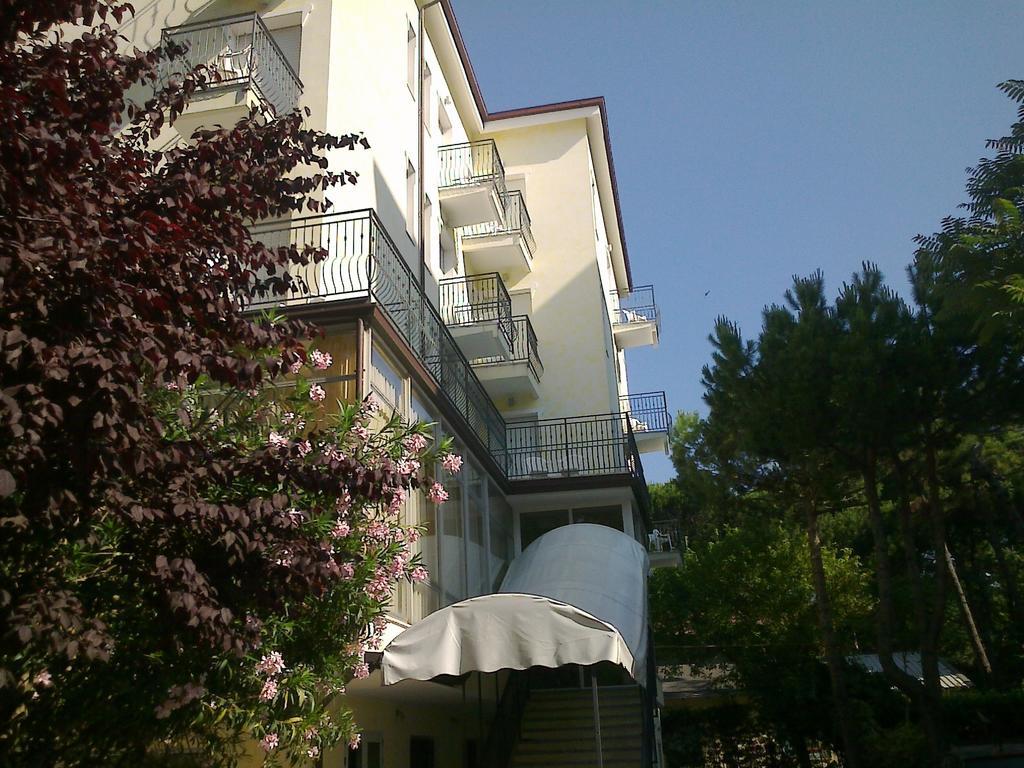 Hotel Augustus Мілано-Маріттіма Екстер'єр фото