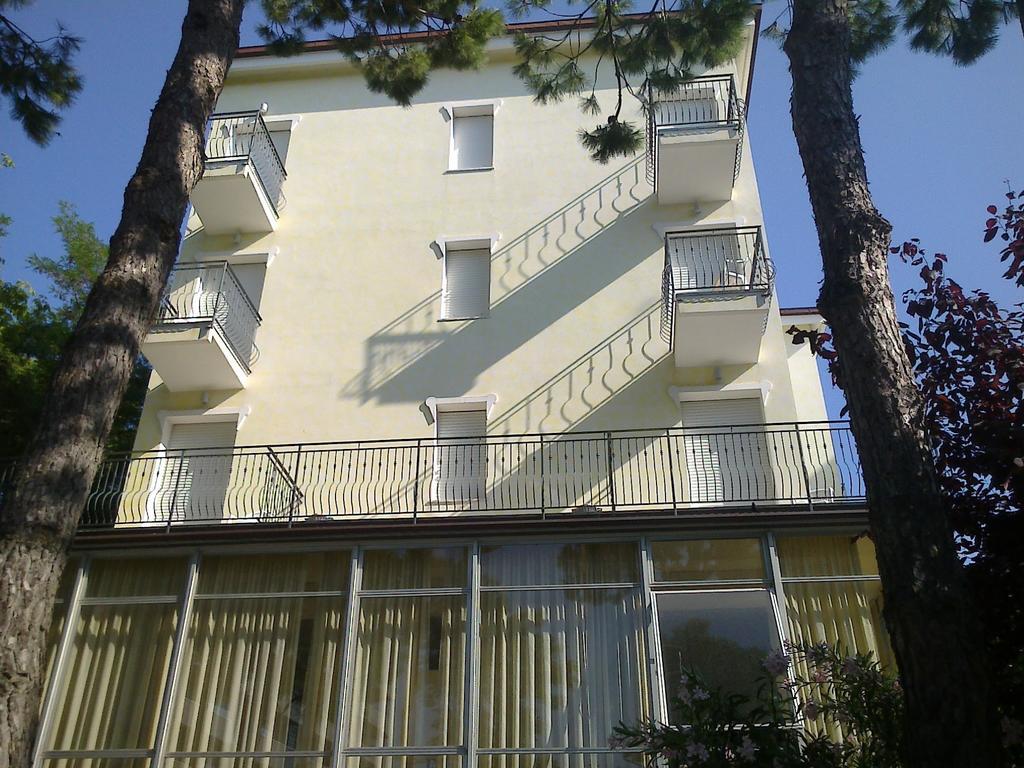 Hotel Augustus Мілано-Маріттіма Екстер'єр фото